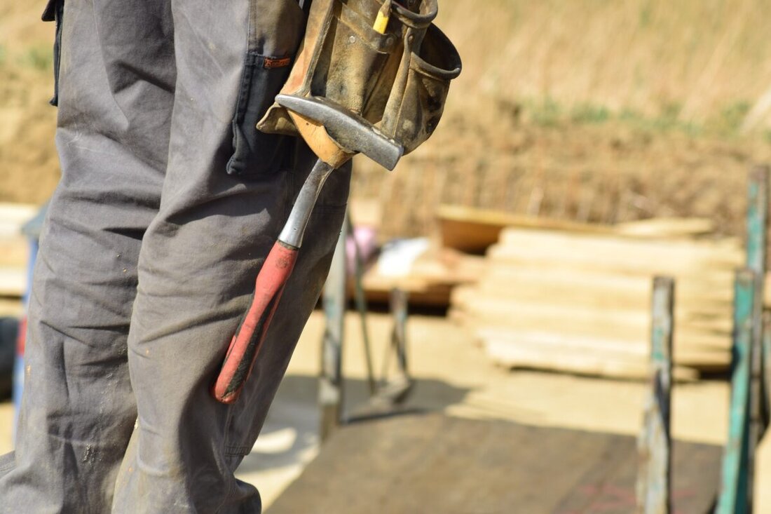 Weiden. Der Arbeitsmarkt im Bezirk der Agentur für Arbeit zeigt im Oktober eine saisonale Entlastung: 5.019 Personen sind arbeitslos gemeldet, 383 weniger als im September, 164 mehr als vor einem Jahr. 2.383 Stellen im Bestand.