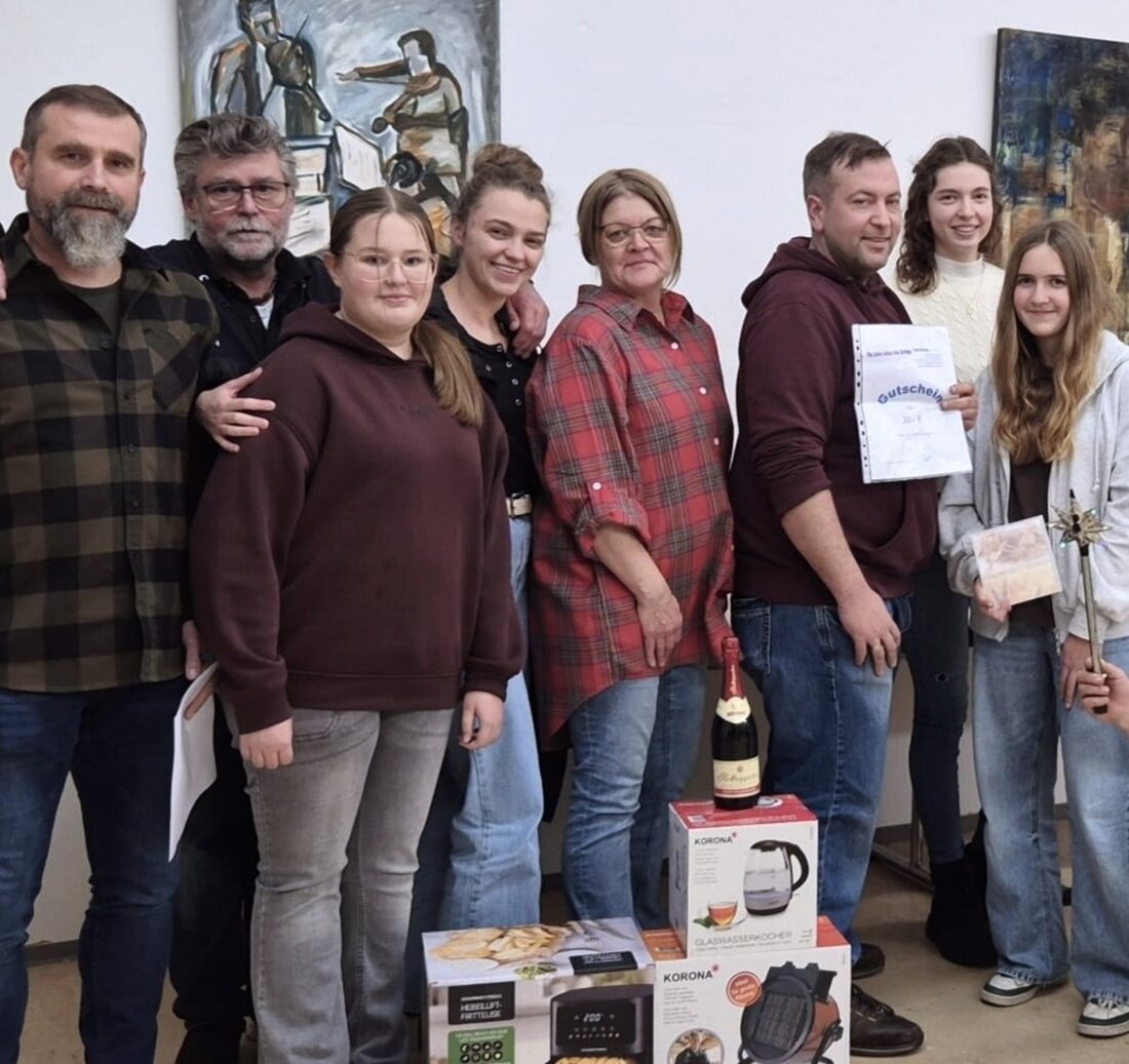 Schlammersdorf. Der Schützenverein Eichenlaub lud erstmals zum Glaskugelschießen ein. 50 Schützen gaben rund 400 Schuss ab, trafen 210 Kugeln und gewannen Lose für eine Tombola mit 25 Preisen; den Hauptpreis gewann Werner Künneth.