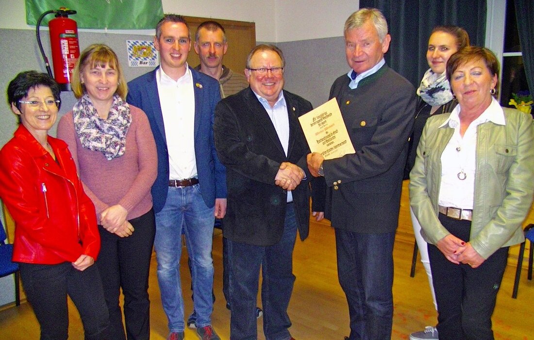 Weiherhammer. „Es ist mir eine Freude, einen ungemein verdienten Sportler und Sport-Funktionär auszuzeichnen“, so Ernst Werner, Vorsitzender des Kreises Neustadt/WN-Weiden des Bayerischen Landes-Sportverbandes (BLSV) bei der Jahreshauptversammlung der TSG Mantel-Weiherhammer [&hellip;]