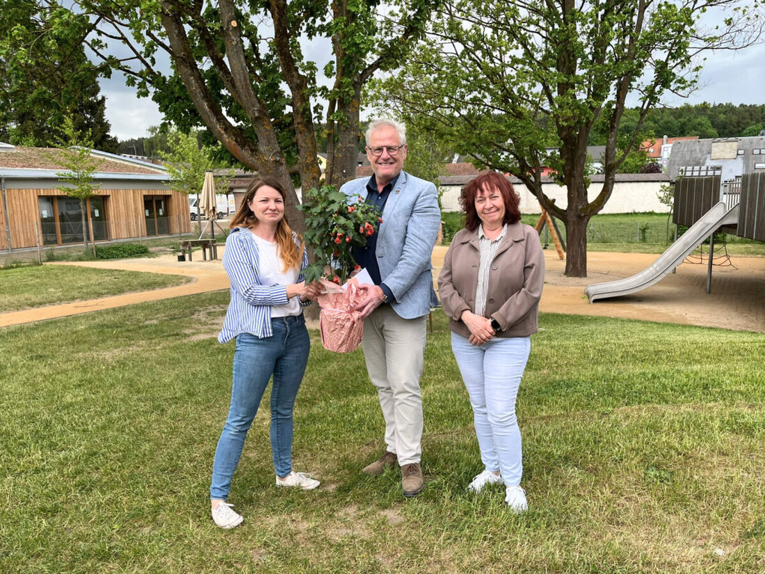 Schwandorf. Zum Tag der Kinderbetreuung dankt Oberbürgermeister Andreas Feller den pädagogischen Fachkräften und besucht das Kinderhaus Storchenwiese. Ein Blumengruß gilt stellvertretend den 18 Kitas der Stadt.