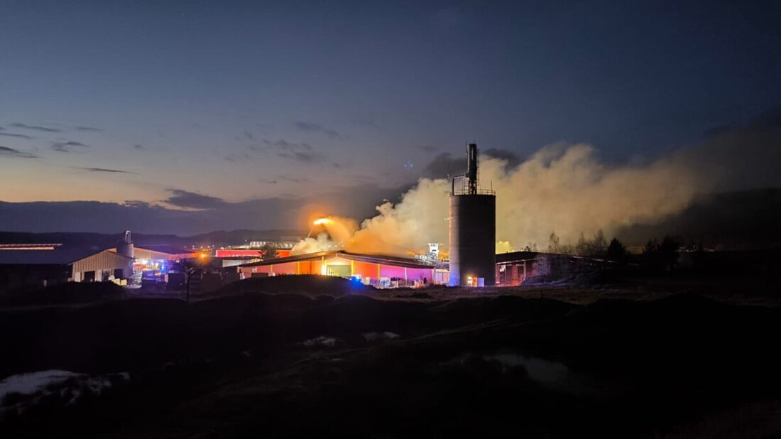 Döllnitz. Am Dienstagnachmittag brach in Döllnitz bei Pressath ein Feuer im Hobelwerk (ehemals Dippel) aus. Nach ersten Informationen stand ein Holzlager in Vollbrand. Die Ziegler Holding hatte letzte Woche Insolvenz angemeldet. 