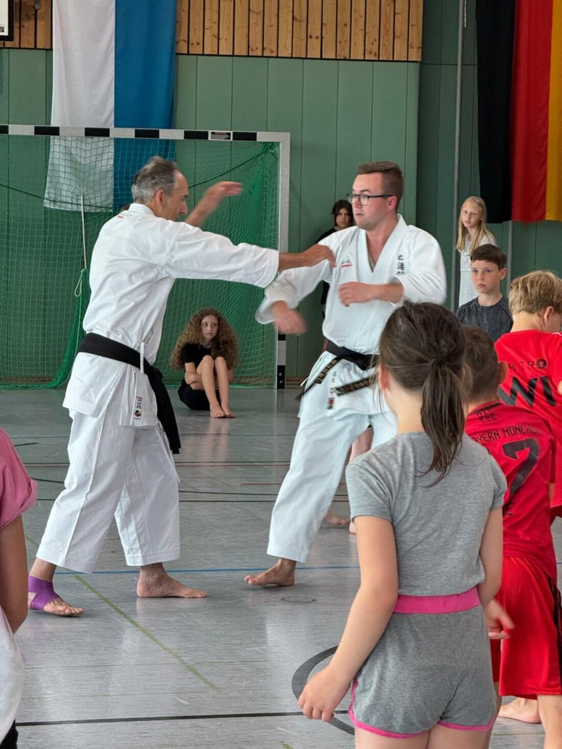 Pleystein. Die Schulturnhalle in Pleystein war am Freitag Schauplatz eines beeindruckenden Events: Das Karate Dojo Vohenstrauß im TV unter der Leitung von Sensei Marcel Bieber veranstaltete, wie schon im Vorjahr, einen Workshop zum Thema Selbstbehauptung und Selbstverteidigung. 