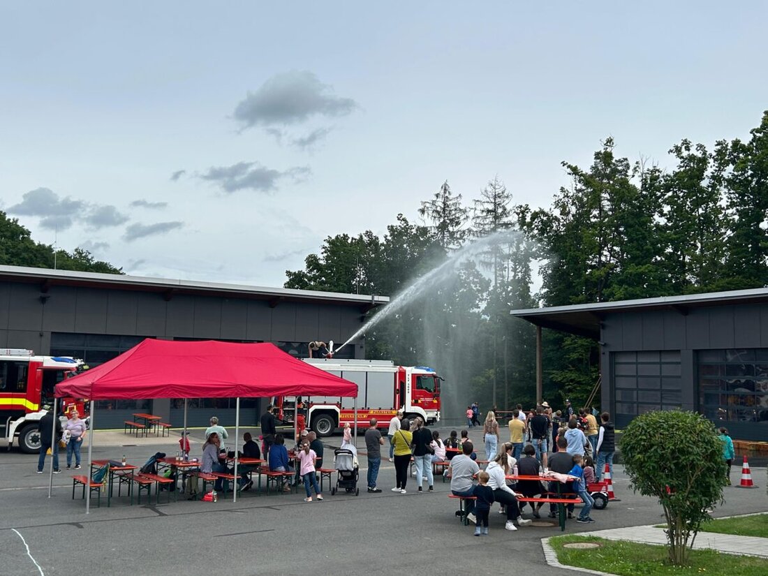 Parkstein. Letzte Woche fand in Parkstein im Rahmen des Kinderferienprogramms unsere Aktion „Kinder spielen Feuerwehr“ statt. Insgesamt nahmen rund 70 Kinder an dem erlebnisreichen Nachmittag teil, den die Feuerwehr als Kinder- und Jugendfeuerwehr organisiert hat.