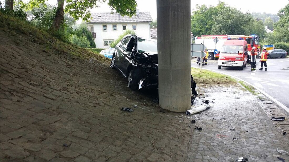 Kirchenthumbach. Ein Autofahrer ist bei Kirchenthumbach gegen einen Brückenpfeiler gekracht. Der Fahrer starb noch an der Unfallstelle. Am Freitagnachmittag ereignete sich in der Ortsdurchfahrt von Kirchenthumbach ein schwerer Verkehrsunfall. Dabei [&hellip;]