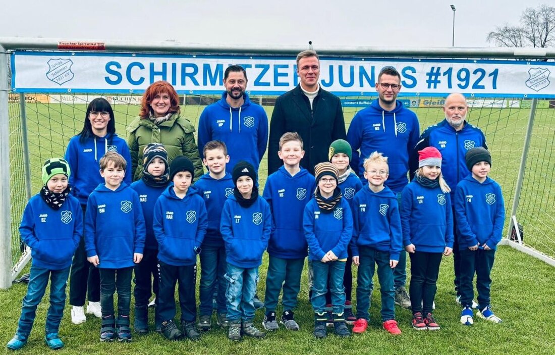 Schirmitz/Floß. Die Harald Gollwitzer GmbH zeigt, wie wichtig die Förderung des Jugendfußballs ist. Das Familienunternehmen hat der F-Jugend der SpVgg Schirmitz stylische Hoodies und praktische Regenjacken gesponsert.
