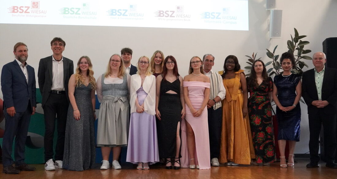 Wiesau. Die Berufsfachschule für Hotel- und Tourismusmanagement feierte am 17. Juli 2025 die Abschlussfeier ihres 18. Jahrgangs mit emotionalen Momenten und beeindruckenden Leistungen. Absolventen bekamen ihre Zeugnisse in einer Feier mit Familien, Freunden und Lehrerkollegium überreicht, inklusive musikalischer Umrahmung und gesellschaftlichem Ausklang.