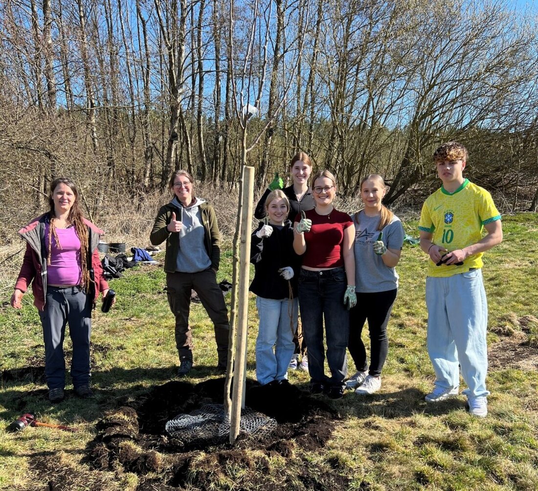 Wiesau. Drei Schulklassen von der Mittelschule Wiesau und der Berufsfachschule für Hotel- und Tourismusmanagement engagierten sich Anfang April aktiv für den Klimaschutz. Ziel der Aktion war es, den Klimawandel nicht nur im Unterricht zu behandeln, sondern durch konkrete Maßnahmen vor Ort greifbar zu machen.