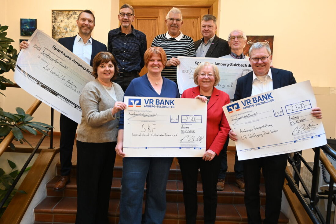Amberg. Die 13. Amberger Lachnacht brachte nicht nur Spaß im Stadttheater, sondern auch Hilfe: Die Wirtschaftsförderungsgesellschaft spendet 10.000 Euro, jeweils 2.500 Euro gehen an vier lokale Einrichtungen. Übergabe im Rathaus.