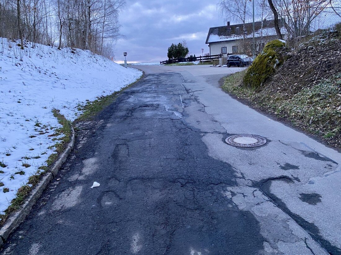 Letzau. Wie ein Paukenschlag wirkt die Aussage des SPD-Sprechers Josef Herrlein im Gemeinderat, wonach die Dorferneuerung Wilchenreuth heuer vermutlich nicht begonnen werde. Die Bürgermeister Marianne Rauh und Karl Völkl widersprechen vehement.