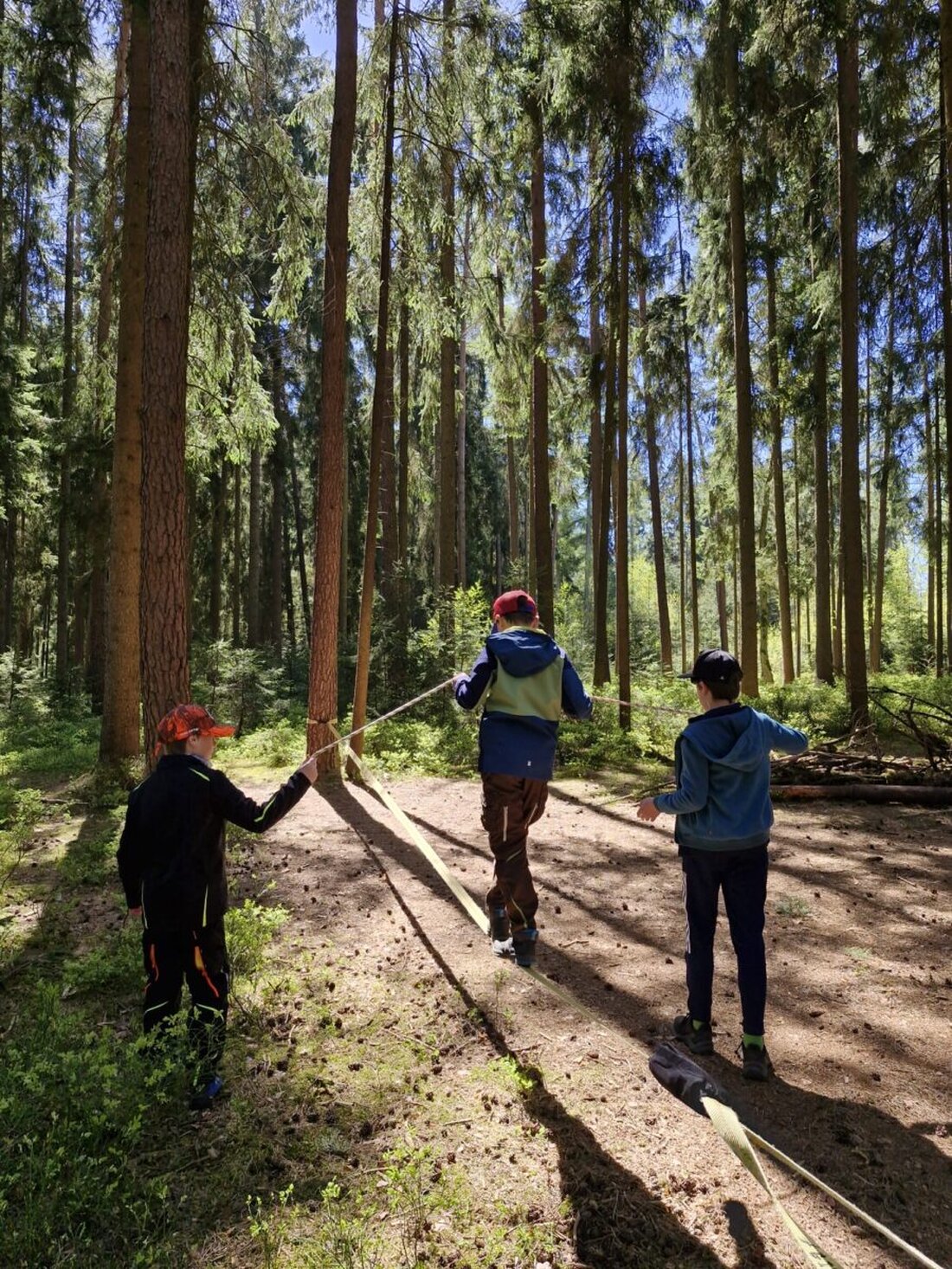 Falkenberg. Der Wildnistag der Kommunalen Jugendarbeit Tirschenreuth zog 30 Jugendliche in den Wald bei Tannenlohe. Lagerbau, Niedrigseilgarten, Feuermachen und Bogenschießen stärkten Teamgeist, Mut und Naturverbundenheit.