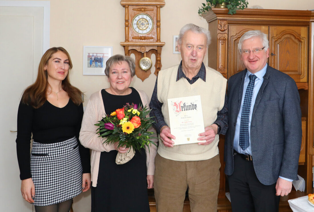 Erbendorf. Willi Müller, ehemaliger Kreis- und Stadtrat, feierte seinen 80. Geburtstag mit vielen Gratulanten, darunter Vereine und Bürgermeister Johannes Reger, der seine Verdienste hervorhob.