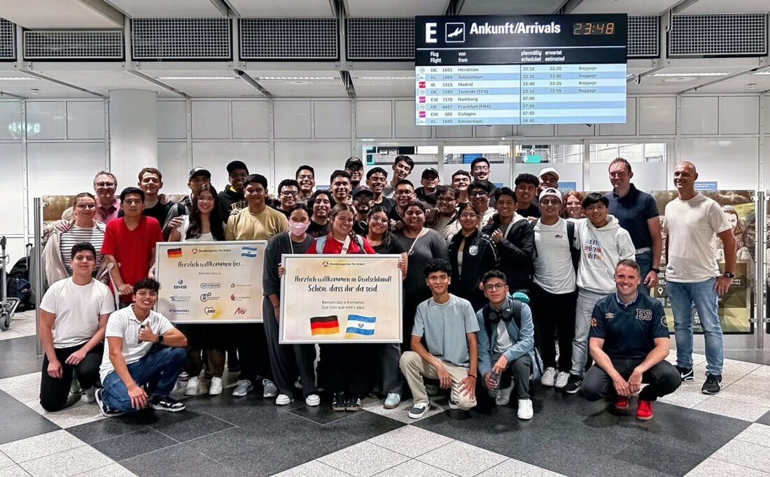 Weiden. 30 junge Salvadorianer beginnen dank eines Projekts der Agentur für Arbeit ihre Ausbildung in der Oberpfalz, um dem Fachkräftemangel zu begegnen. Nach ihrer Ankunft wurden sie herzlich empfangen und auf ihre Wohnungen verteilt.