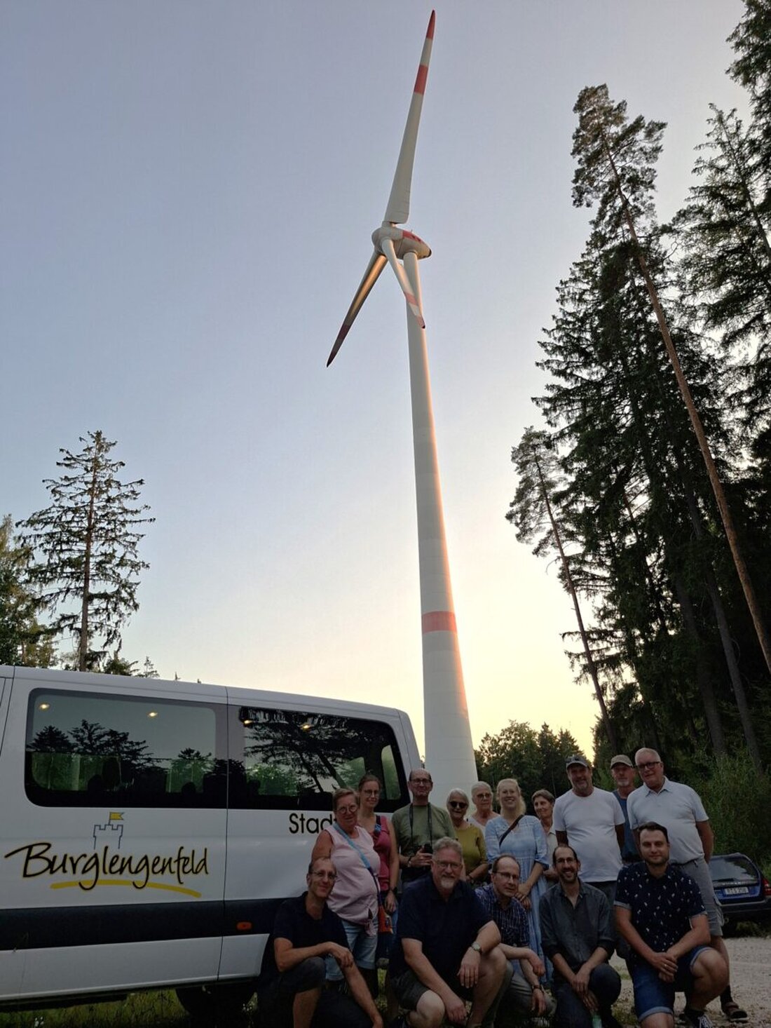 Burglengenfeld. 15 Bürger, darunter Stadträte und der Klimaschutzmanager, besichtigten im August Windräder in Beratzhausen, um das Verständnis für die Energiewende zu fördern. Die von der Landesagentur für Energie und Klimaschutz initiierte Tour zeigte die Bedeutung von Windenergie für Umweltschutz und lokale Wirtschaft.