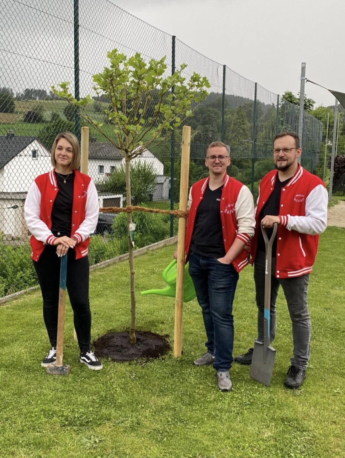 Windischeschenbach. Die Narrhalla Stadt Windischeschenbach pflanzte zur Förderung von Nachhaltigkeit und Gemeinschaft einen Baum in der Kinderoase. Über 20 Mitglieder halfen dabei, freuen sich Kinder über neuen Schatten und Natur.