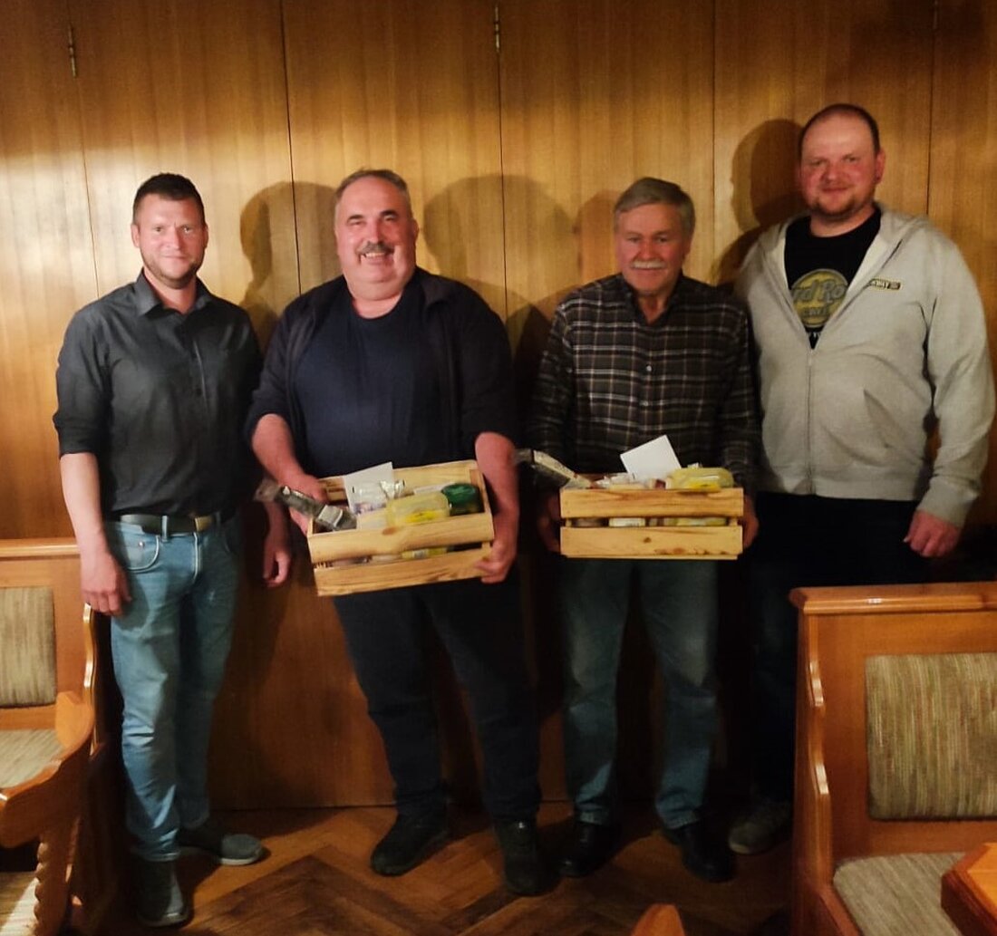 Windischeschenbach. Bei der jährlichen Versammlung der Jagdgenossenschaft Bernstein informierten sich Mitglieder über Arbeiten von 2024 und planten einen Tagesausflug für 2025. Über 146 Tonnen Frostschutz wurden für Wegebau verwendet, während Jäger 42 Rehe, 25 Wildschweine und 15 Füchse erlegten.