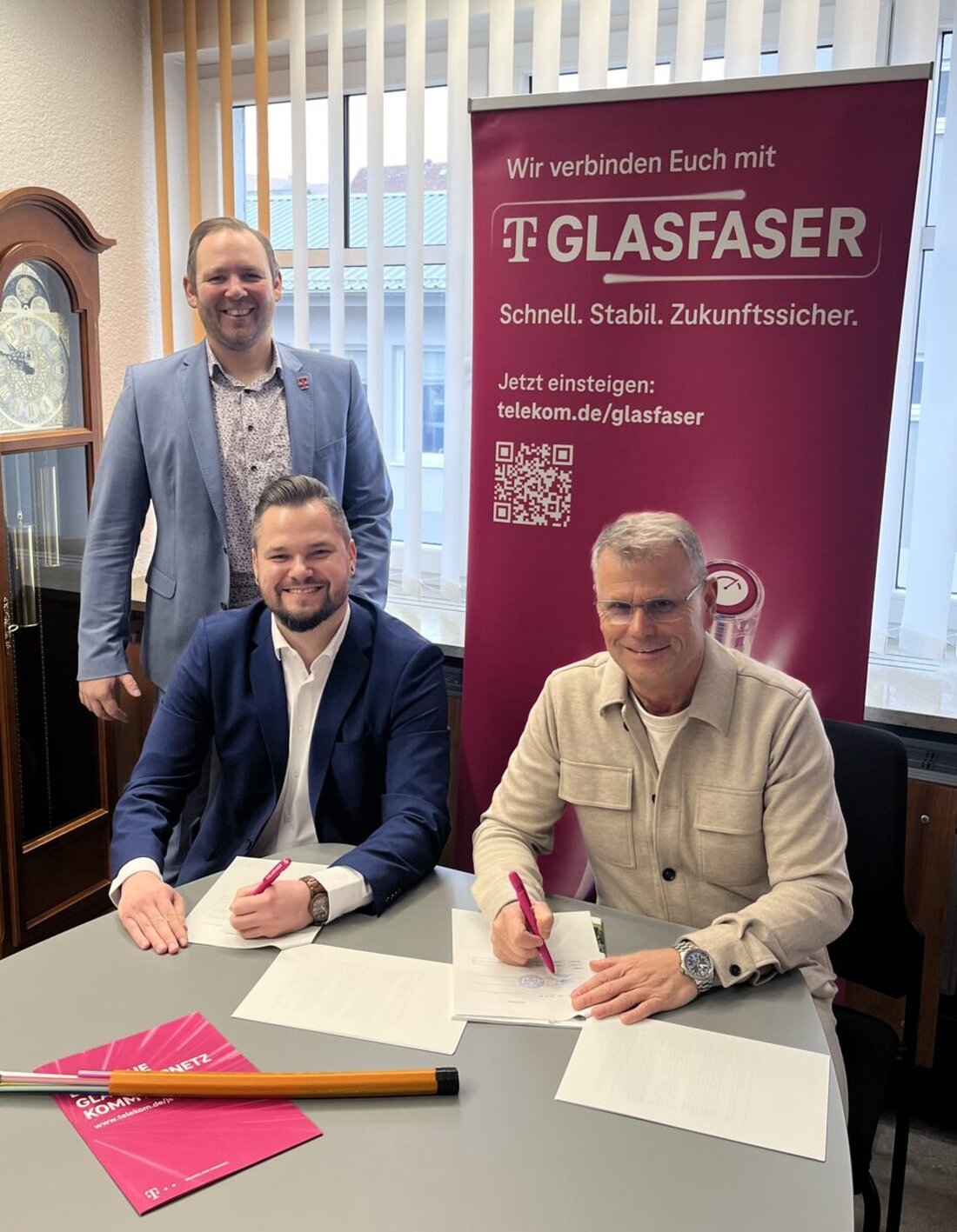 Windischeschenbach. Die Stadt investiert fast 1,2 Millionen Euro in schnelleres Internet für 400 Haushalte, unterstützt von einem staatlichen Zuschuss und der Telekom. Bis Anfang 2029 sollen Geschwindigkeiten bis zu 1Gbit/s möglich sein.