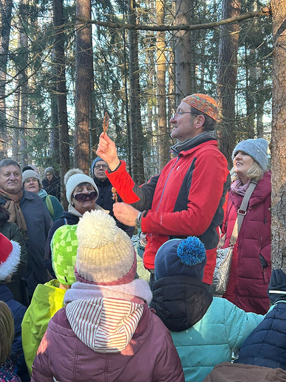 Weiden. Ca. 50 "Naturdetektive" entdeckten mit Wolfgang Winter spannende Tierspuren im Schnee und lernten von der Natur. Die LBV Naturschutzgruppe Weiden-Neustadt bot interessante Einblicke in Überlebenstechniken der Tiere.
