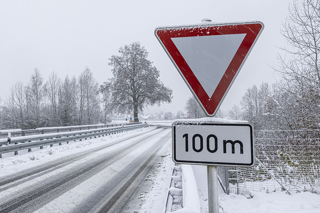 Oberpfalz. Zwischen 25. Januar, 21 Uhr, und 26. Januar, 8.45 Uhr, gab es 49 Unfälle; eine Person wurde leicht, zwei schwer verletzt, sieben Fahrzeuge blieben liegen. Auf der Autobahn A 93 bei Velburg krachte es gegen 6 Uhr.