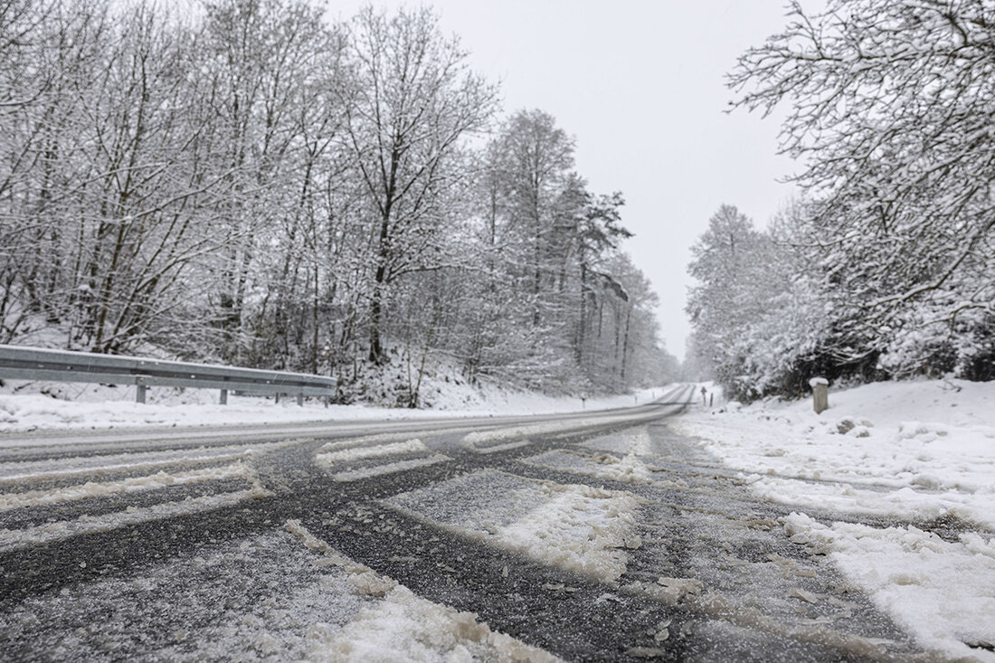 Oberpfalz. Sturmtief Elli hat in der Oberpfalz zu zahlreichen Glätteunfällen geführt: 24 Unfälle zwischen gestern 22.30 Uhr und heute sieben Uhr, überwiegend mit Sachschaden. Auf der Autobahn A3 gab es eine Sperrung.