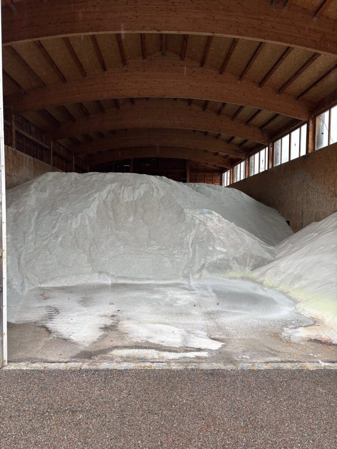 Amberg. Das Staatliche Bauamt Amberg-Sulzbach rüstet sich mit sieben Straßenmeistereien für den Winter. 79 Fahrzeuge und 23.500 Tonnen Salz plus 32.000 Tonnen Reserve sichern rund 2.000 km Bundes- und Staatsstraßen.