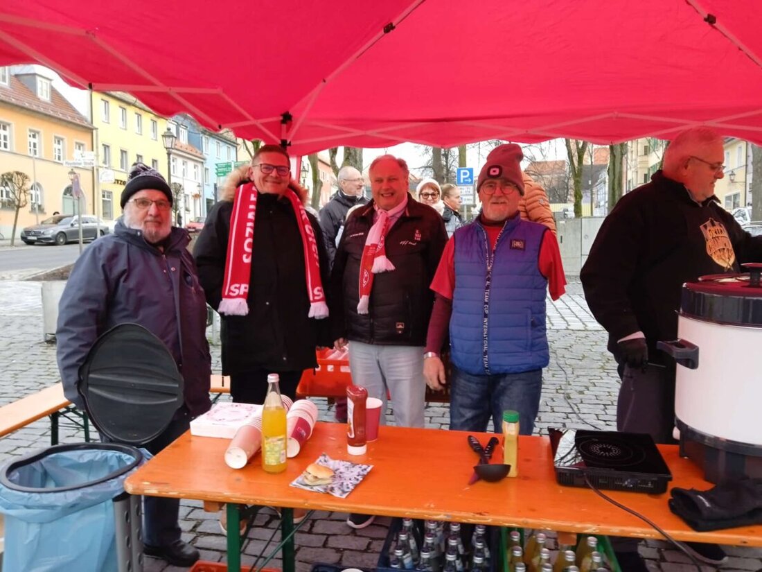 Vohenstrauß. Am Freitag veranstaltete die SPD in Vohenstrauß ein erfolgreiches Bratwurstgrillen, bei dem sich Bürger bei kostenlosen Bratwürsten und Getränken mit Bundestagskandidat Gregor Forster austauschten.