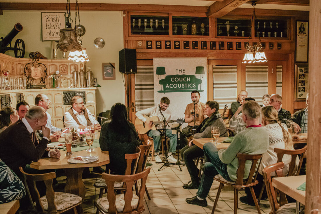 Kastl. Mit den „Kachelofengeschichten“ hat Bürgermeister Hans Walter in Kastl ein neues, stimmungsvolles Kapitel seiner inzwischen weit über die Gemeinde hinaus bekannten Erzählabende aufgeschlagen.
