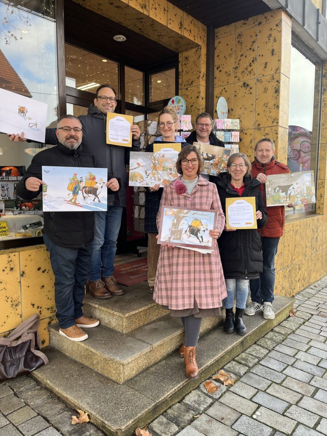 Burglengenfeld. Trotz Renovierungspause lädt die Stadtbibliothek mit dem Wirtschaftsforum zum winterlichen Bilderbuchspaziergang durch die Altstadt ein. Zwölf Bildkarten zeigen Lieselotte in Schaufenstern.
