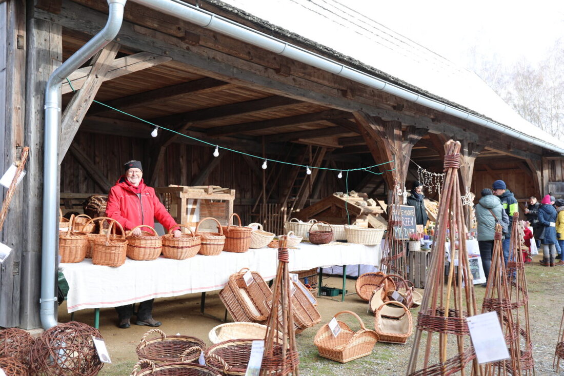 Neusath. Der Wintermarkt im Freilandmuseum Oberpfalz lockt am 24. November mit festlich dekorierten Stuben und Winterarbeiten wie Schnitzen, Backen und historischen Handwerken.