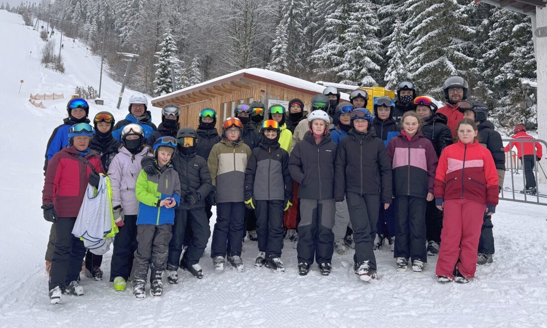 Ebnath. Die Fichtelnaabtal-Mittelschule Ebnath-Neusorg feierte ihren Wintersporttag mit Eislaufen und Ski Alpin. 25 Skifahrer nutzten in Mehlmeisel den Klausenlift, 70 Eisläufer trainierten in Mitterteich auf frischem Eis.
