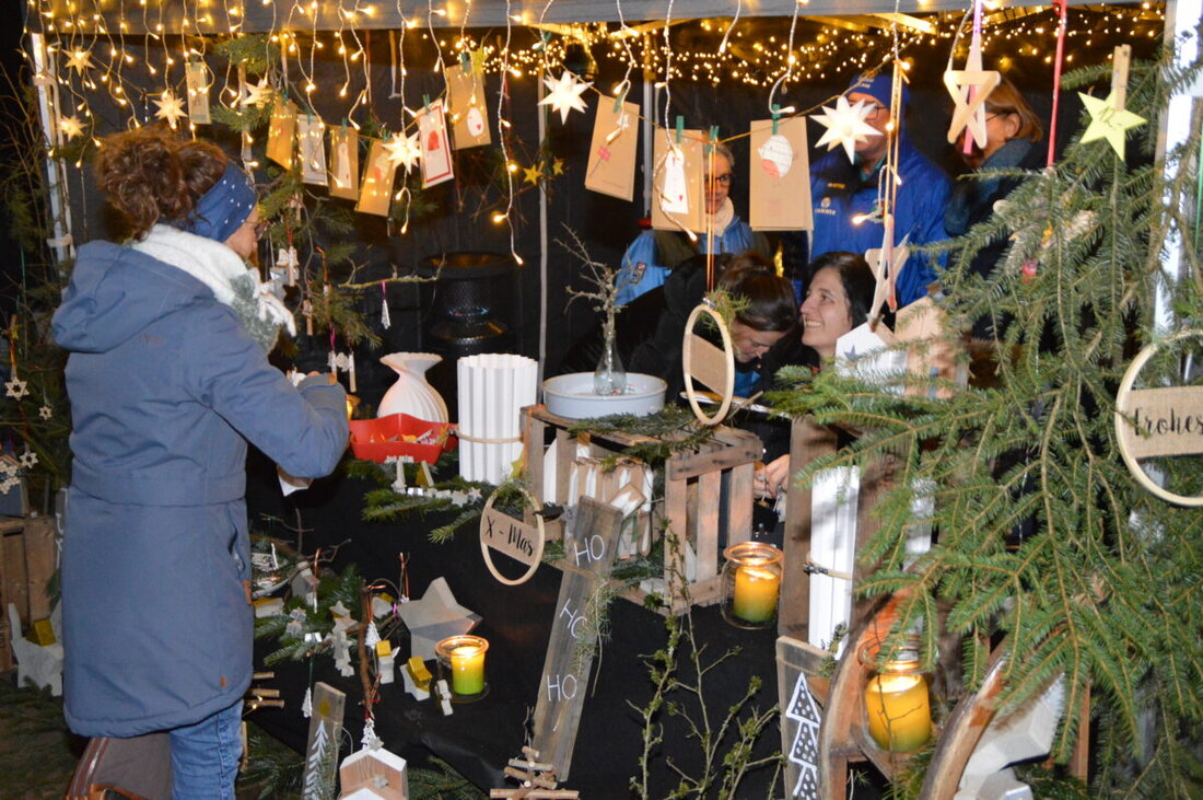 Raigering. Der Raigeringer Winterzauber 2024 findet am 7. Dezember statt, mit einem vielfältigen Angebot an Speisen, Getränken und Waren entlang des Brüllbaches.