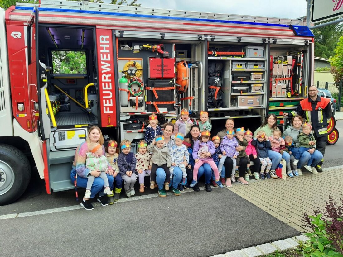 Plößberg. In der Johanniter-Kinderkrippe Wirbelwind probten Feuerwehr und Team den Ernstfall und zeigten, dass die Abläufe sitzen. Höhepunkt der Themenwoche: Die Kinder entdeckten das Einsatzfahrzeug und dankten mit einem Lied.