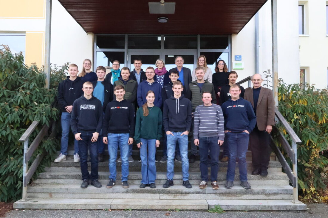 Weiden. Am 20. Oktober haben 14 Studierende ihre Fortbildung zum staatlich geprüften Wirtschafter im Landbau an der Landwirtschaftsschule Weiden begonnen. Unter ihnen sind eine Frau und 13 Männer aus der Stadt Weiden sowie den Landkreisen Amberg-Sulzbach, Tirschenreuth, Regensburg, Schwandorf und Neustadt/WN.