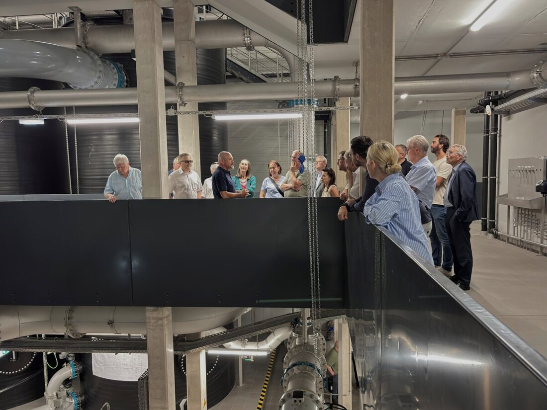 Weiden. Der Wirtschaftsclub Nordoberpfalz besuchte Wasserwerk und Betriebshof der Stadtwerke und erhielt Einblicke in Aufbereitung, Netz und Bereitschaftsdienst. Die Führung zeigte, wie die sichere Trinkwasserversorgung gelingt.