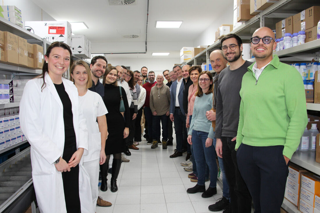 Weiden. Die Wirtschaftsjunioren Nordoberpfalz besuchten die Klinikapotheke und erhielten Einblicke in Reinraum-Herstellung, individuelle Chemotherapien und ärztliche Zusammenarbeit. Der Unterschied wurde greifbar.