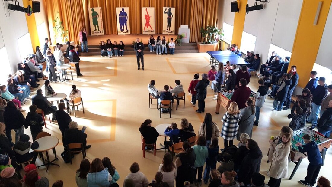 Weiden. Die Wirtschaftsschule Weiden lud zum Tag der offenen Tür ein, zeigte innovative Lernansätze wie Robotik und digitale Unterrichtsmodule. Besucher konnten interaktive Angebote nutzen und das Motto "Schule ohne Rassismus" mitgestalten.