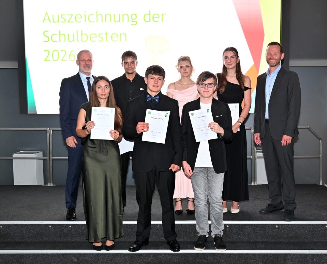 Weiden. Im Innovision Center in Weiherhammer verabschiedete die Wirtschaftsschule Weiden 61 Absolventinnen und Absolventen feierlich. Reden, Musik und Ehrungen prägten den Abend, Schulbeste: Emilie Panzer (1,14).