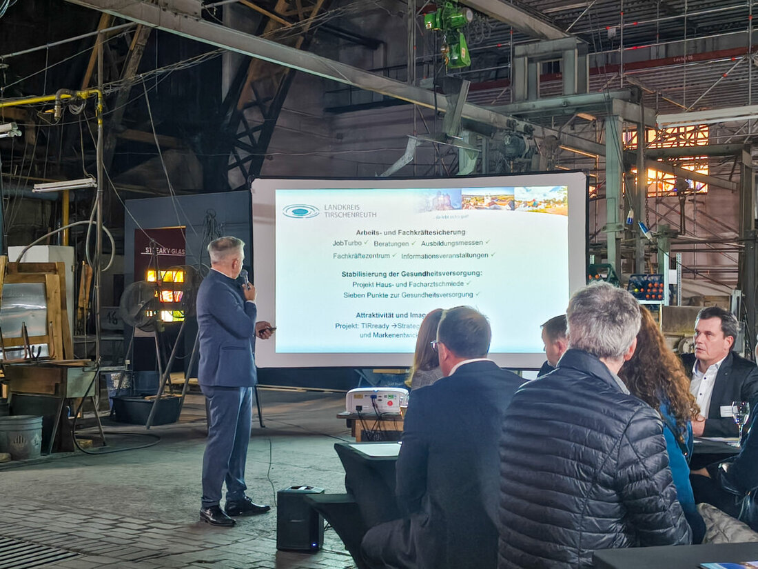 Waldsassen. In der Glashütte Lamberts trafen sich Wirtschaft, Handwerk und Politik zum zweiten Wirtschaftssymposium des Landkreises Tirschenreuth. Themen waren Fachkräfte, Bürokratieabbau sowie die Zukunft des Standorts.