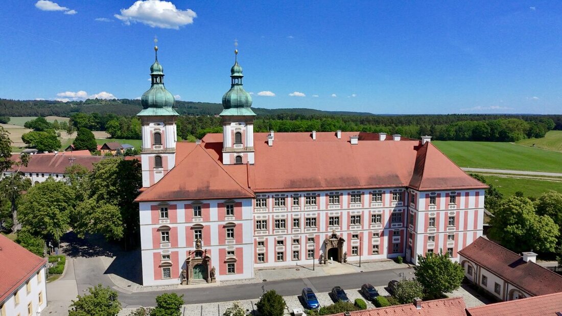 Speinshart. Am Freitag, 10. Juli 2026, lädt der Verein zum 46. Speinsharttag ab 16 Uhr ins Gemeindezentrum und Kloster ein. Prof. Dr. Günter Leugering spricht über KI und Werte; um 19 Uhr erklingt Chormusik in der Klosterkirche.