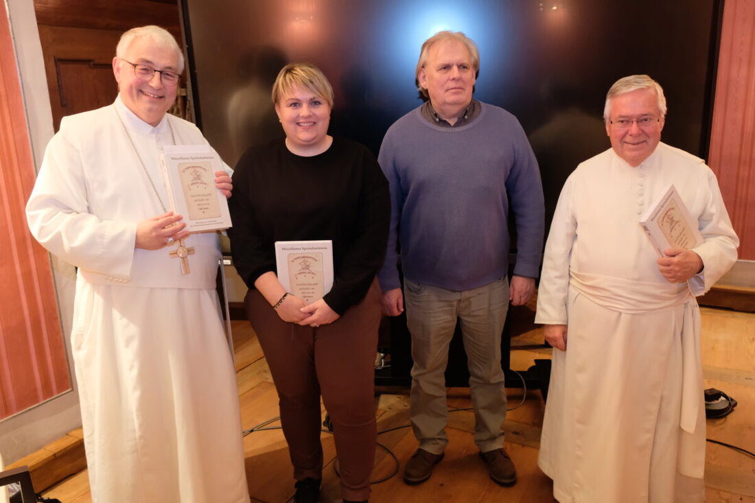 Speinshart. Zu neuen Erkenntnissen über die Geschichte des Klosters kommen die zahlreichen Besucher bei der Buchpräsentation des Bandes IV der Reihe „Speinshartensia“ und bei einer Beschreibung des prachtvollen Deckenfreskos der Klosterbibliothek.