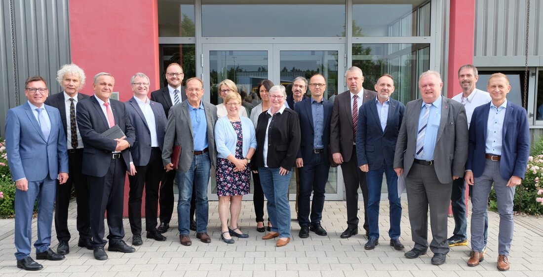Weiden. Im Arbeitsmarkt und der Wirtschaft hat der Verwaltungsausschuss der Agentur für Arbeit in Weiden den vollen Durchblick. Die Witt-Gruppe ließ die Mitglieder dennoch staunen.  Der Logistikstandort des Weidener Omnichannel-Unternehmens Witt-Gruppe [&hellip;]