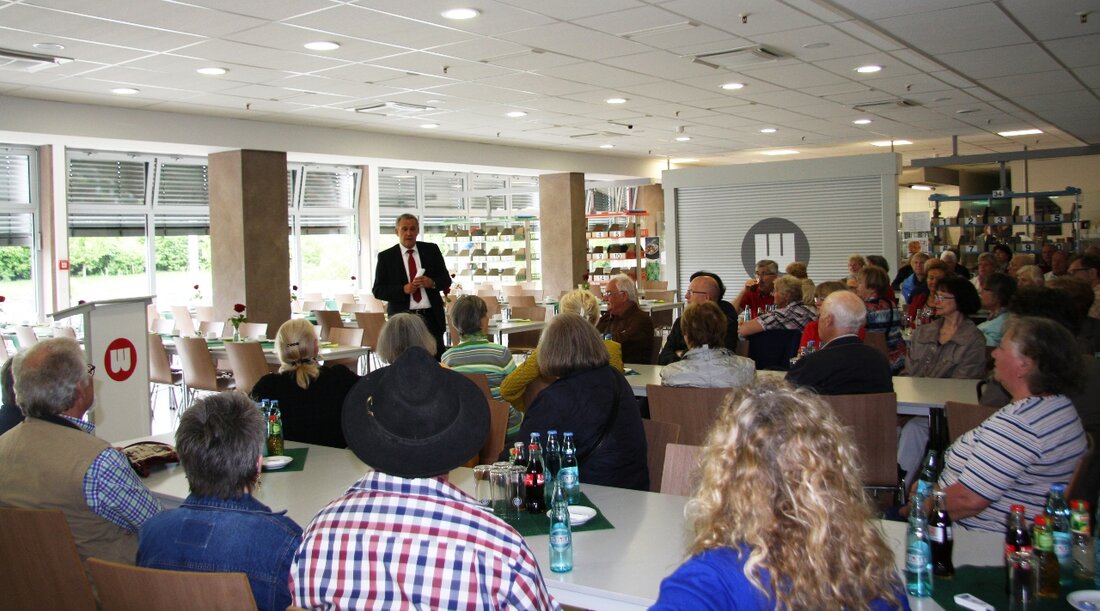Weiden. Die Fahrt “Mit dem OB on Tour” mit Weidens Oberbürgermeister Kurt Seggewiß führte in diesem Jahr in das Warenverteilzentrum der Witt-Gruppe. Rund 50 Teilnehmerinnen und Teilnehmer lernten die Logistik des [&hellip;]