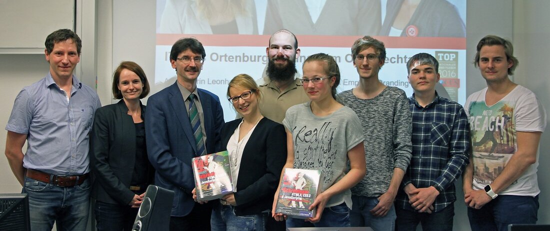 Weiden. Schülerinnen und Schülern Informatik-Kenntnisse vermitteln – das steht im Fokus der neuen Kooperation der Witt-Gruppe mit dem Ortenburg Gymnasium Oberviechtach. Im Rahmen des Projekts fand die erste ITSchulstunde für Schülerinnen und Schüler [&hellip;]