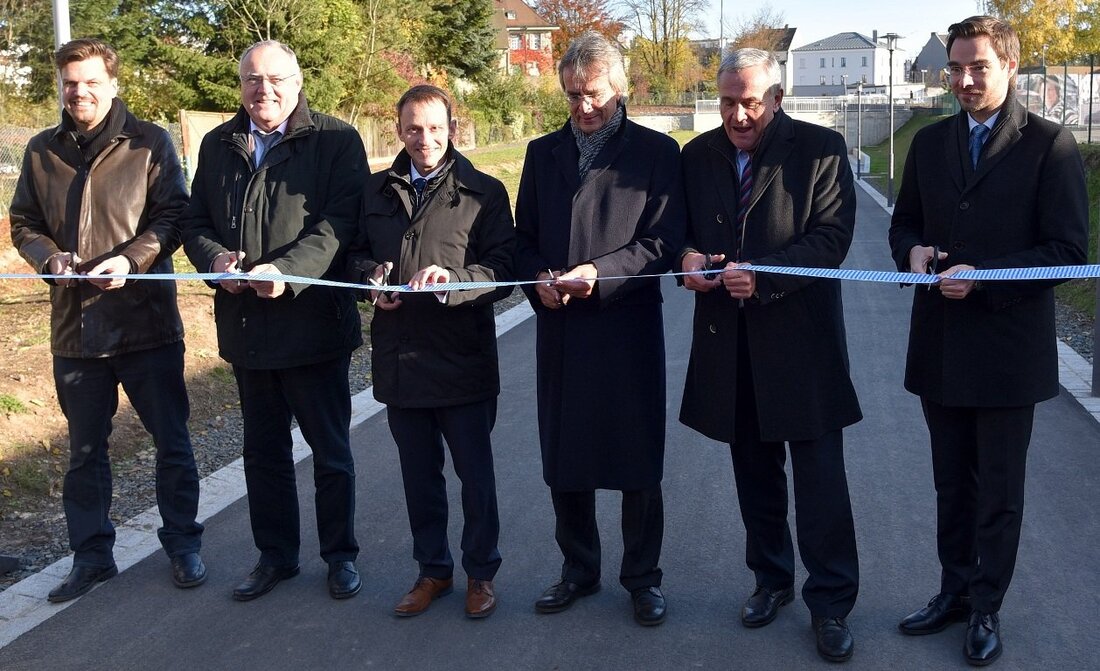 Weiden. Seit Jahren steht der Wittgarten-Durchstich auf der Wunschliste der Weidener Stadträte ganz oben. Jetzt ist die Verbindung von der Max-Reger-Straße zum Ortsteil Stockerhut für Fußgänger und Radfahrer feierlich eingeweiht [&hellip;]