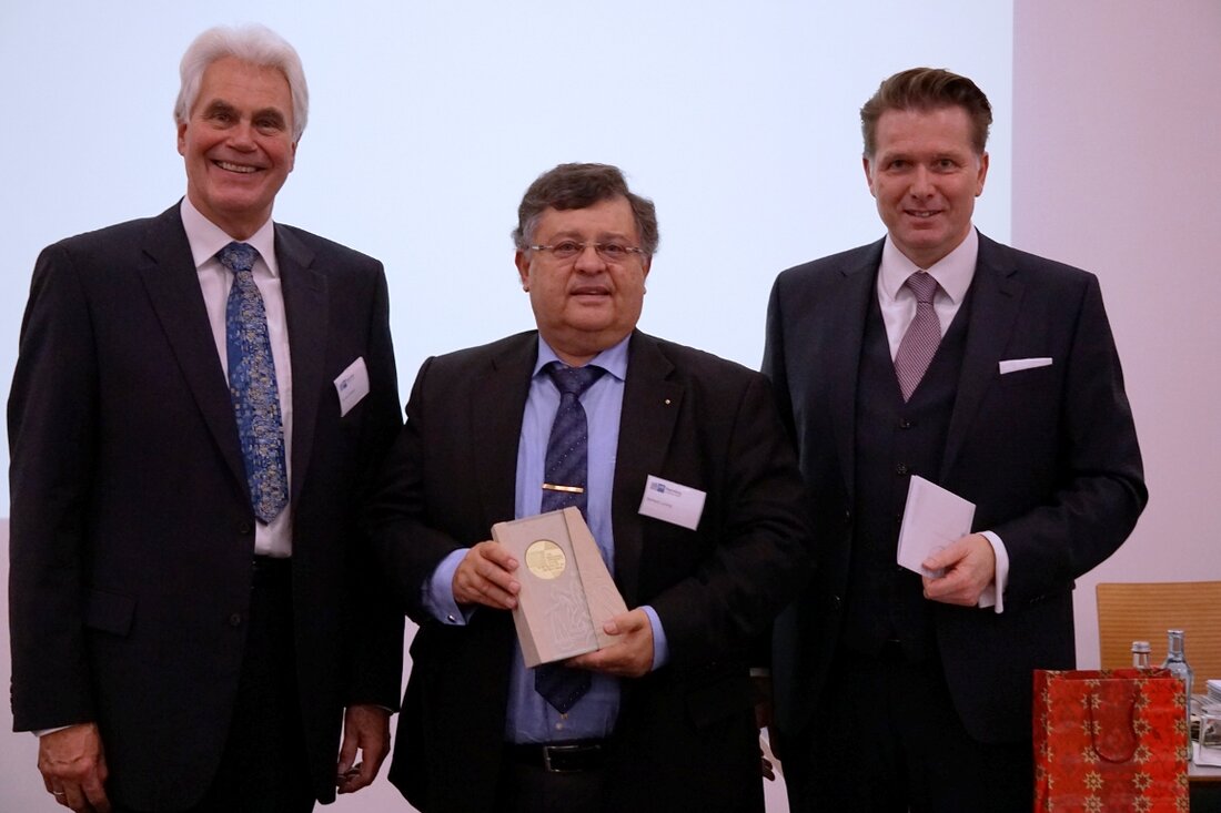 Weiden/Regensburg. Bayerns Arbeits- und Integrationsministerin Emilia Müller würdigte bei der IHK-Vollversammlung am Mittwoch das Engagement der Wirtschaft für Flüchtlinge. Wie stark die IHK-Arbeit gesellschaftliche Fragen spiegelt, zeigte auch die Laudatio, [&hellip;]