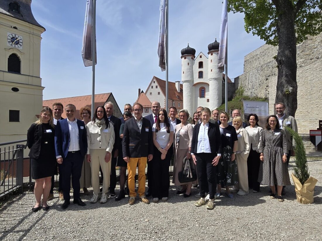 Amberg-Sulzbach/Neumarkt. Auf Burg Parsberg starteten die Wohlfühlhotels Bayerischer Jura ihre gemeinsame Offensive für leisen Tourismus und mehr Sichtbarkeit. Familienhotels bündeln Kräfte, vernetzen Natur und Gastlichkeit.