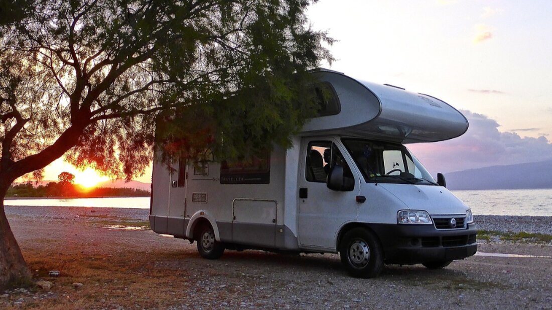 Bodenwöhr. Die Polizei Neunburg vorm Wald sucht Zeugen zu einem Unfall am Freitagabend bei Bodenwöhr. Ein Radfahrer soll von einem Wohnmobil abgedrängt worden sein.
