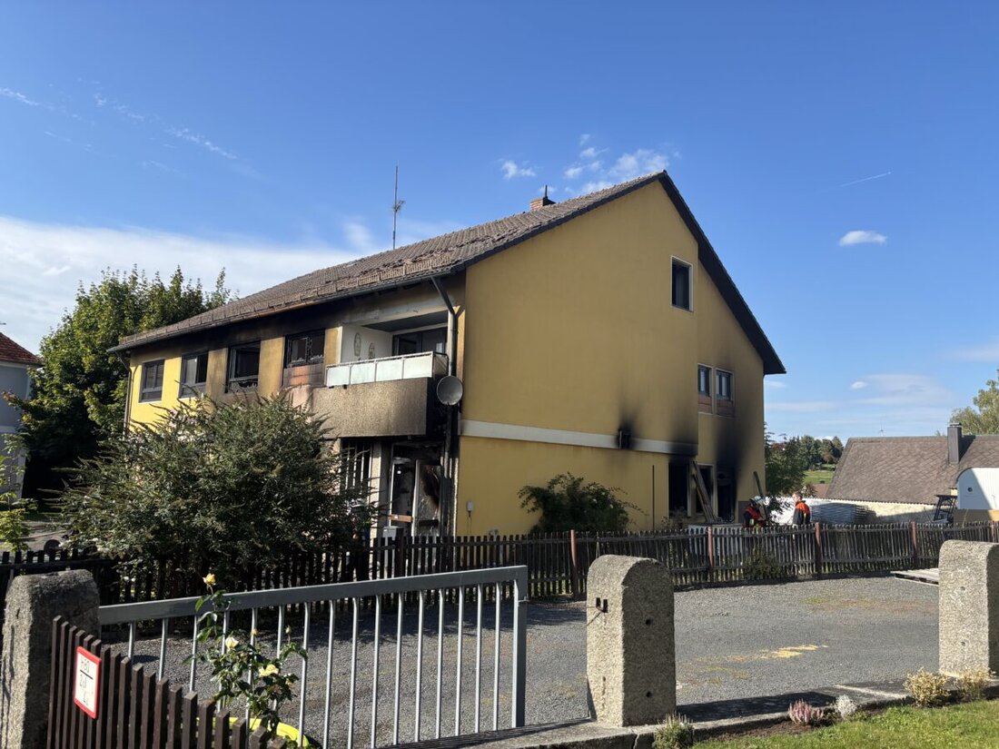Bärnau. Am Sonntagnachmittag brach im Erdgeschoss eines Mehrfamilienhauses in Bärnau ein Feuer aus. Bewohner blieben unverletzt. Gegen 15 Uhr meldete die Polizei Tirschenreuth: Brand unter Kontrolle.