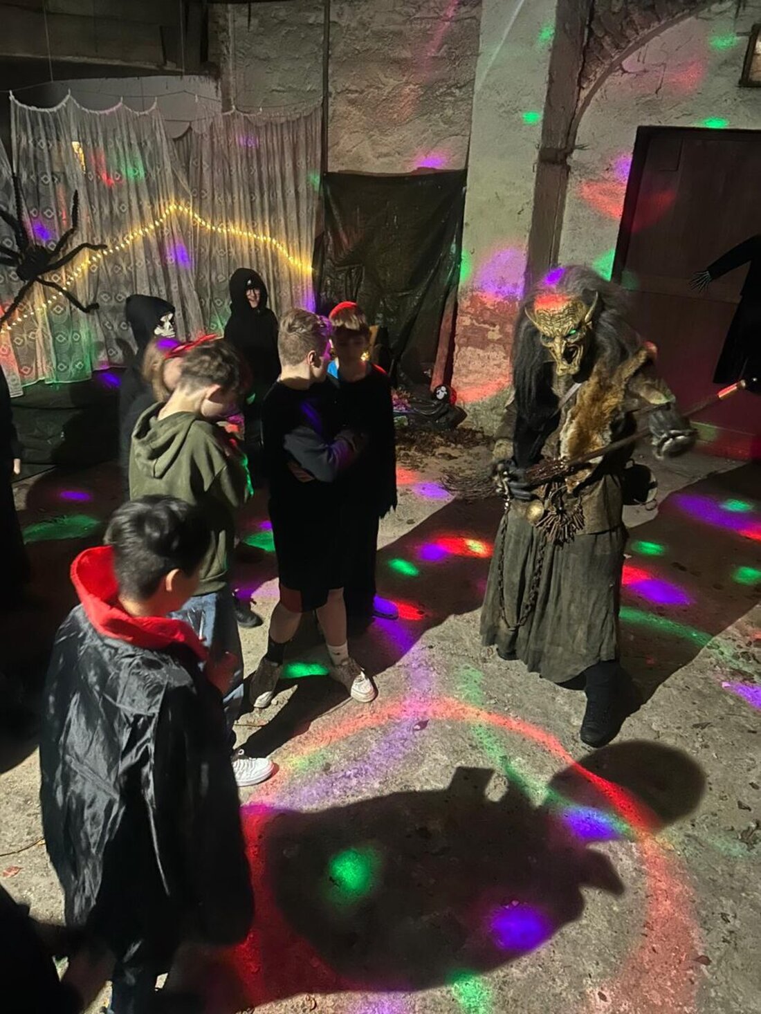 Floß. Die Jugendgruppe Woidkraxler des OWV feierte ihre erste Halloween-Party im „Lost Place“ am Marktplatz acht und begeisterte mit kreativen Gruselräumen, Musik und Deko 24 Jugendliche. Weitere Aktionen sind geplant.