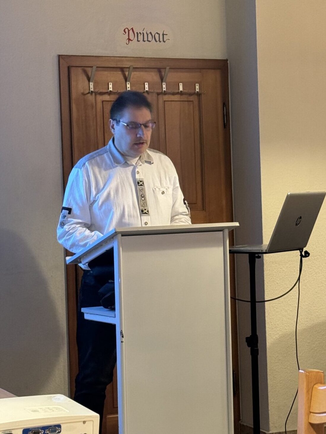 Georgenberg. Wolfgang Bock erhält prominente Unterstützung für seine Bürgermeisterkandidatur, unter anderem von Staatssekretär Martin Schöffel und MdL Dr. Stephan Oetzinger. Bock präsentiert seine Ziele unter dem Motto "Verlässlich - engagiert - bürgernah" und betont die Wichtigkeit von Fördermöglichkeiten und Gemeindekooperationen.