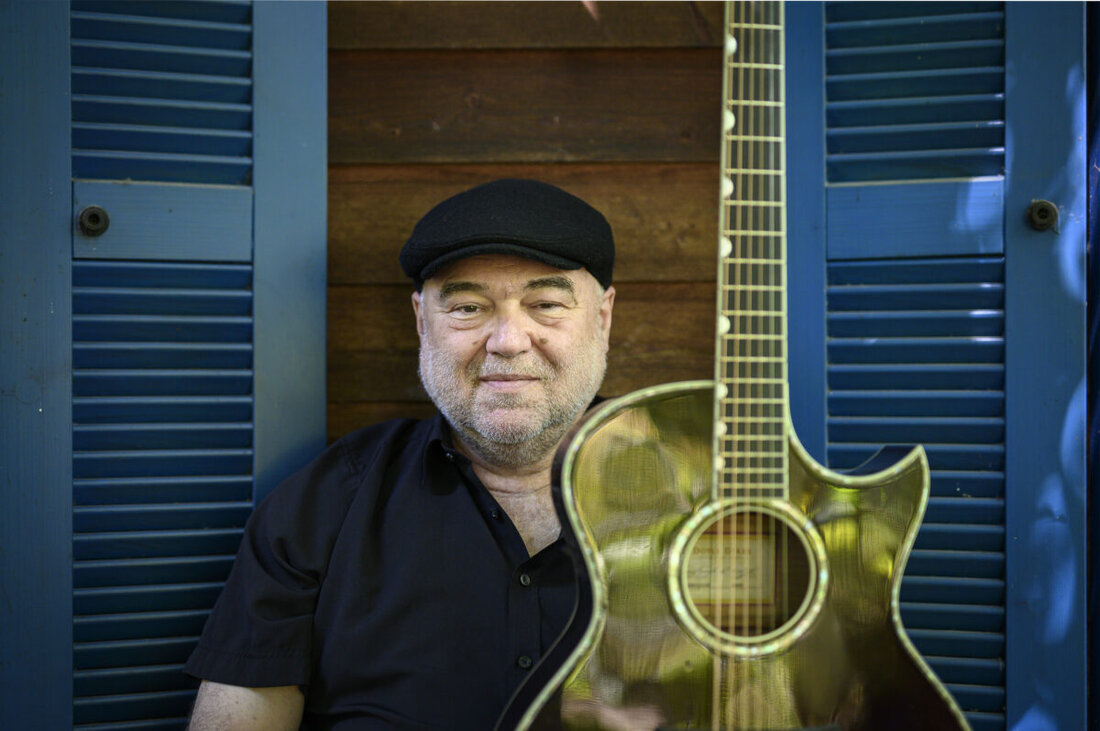 Neustadt am Kulm. Der fränkische Liedermacher Wolfgang Buck spielt Freitag, 2. Oktober 2026, 19 Uhr in der Dreieinigkeitskirche, Einlass 18 Uhr. Letzter Vorverkauf am Sonntag, 27. September, nach dem Gottesdienst um 8.30 Uhr.